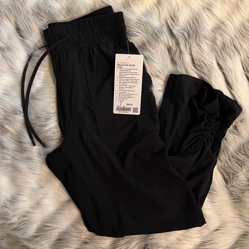 Lululemon beyond the studio crop jogger size 6